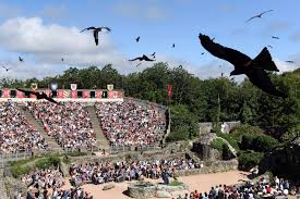 Cette prochaine saison verra le puy du fou ouvrir ses portes le 4 avril 2020 pour 174 jours d'ouverture du grand parc, mais aussi 28 représentations de la cinéscénie. 9 000 Personnes Au Puy Du Fou L Elysee Dement Etre Intervenue