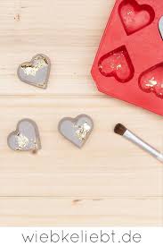 Diy Beton Herzen Mit Blattgold Tischdeko Zur Hochzeit Diy Blog Do It Yourself Anleitungen Zum Selbermachen Wiebkeliebt Betonschmuck Herz Basteln Blattgold