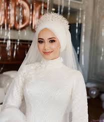 2021'in taçlı gelin saçı ve cilt tipine uygun makyajı #gelinsaçı #hairstyle #gelinmakyajı. 2021 Sezonunun En Trend 30 Kapali Gelin Basi Modeli