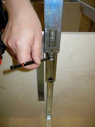 Eine schublade wird auf einem schubladenauszug montiert. Schubladen Mit Rollauszugen Selbst Bauen Hobby Holzwurmer