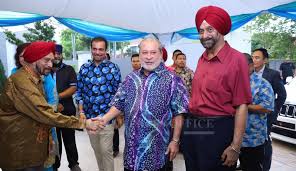 Umno johor mahu dengar suara akar umbi. Johor Sultan Joins Sikh Friends For Vasakhi