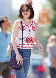 I Swear Dakota S Fashion Sense Is Amaze Especially Casual Ones Dakota Johnson Hair Dakota Johnson Style Dakota Johnson Street Style