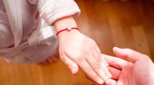 как правильно завязать красную нить на левом запястье видео Kak Pravilno Zavyazat Krasnuyu Nit Na Zapyaste Kak Zavyazyvat Krasnuyu Nit Na Levom Zapyaste