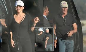 Jeff Bezos And Lauren Sanchez Take The Billionaire S 65million Private Jet For A Romantic Getaway Daily Mail Online