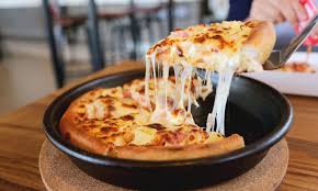 La pizza è uno degli alimenti italiani maggiormente consumato. Pizza Al Tegamino Tutto Quello Che C E Da Sapere Su Come Fare La Specialita Torinese In Casa Ricettefacili Info