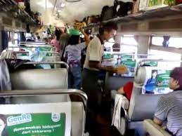 Secara umum pengertian pedagang asongan adalah pedagang yang menjual barang dagangannya dengan cara menawarkan (mengasongkan) dagangannya secara langsung ke konsumen dan tempat. Tiket Kereta Api Suasana Pedagang Asongan Youtube