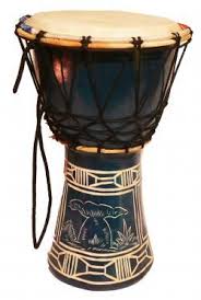 Le Djembe Est Un Instrument Traditionnel A Madagascar Fabrique En Peau De Chevre Cette Percussion Anime Les Rassemblem Djembe Instrument De Musique Percussion