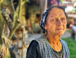 A cummari Anna", la sapienza nelle mani di una grande donna! "A cummari  Anna", wisdom in the hands of a great woman! #Asfalantea #raisina #arte  #storia #cultura #tradizioni #saperiesapori #contadini #calabriadaamare  #calabriadascoprire #