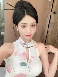 在民族風情景區的民俗展覽館，粉嫩針織連衣裙搭配慵懶大波浪，融入濃厚文化氛圍，被豐富展品深深吸引。