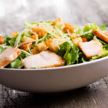 Salade Cesar Au Poulet Recette En 2020 Salade Cesar Au Poulet Salade Cesar Recette Salade