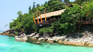 Dominata da piantagioni di cocco, si può entrare a contatto con gli abitanti locali, delle specie di nomadi marittimi denominati chao ley, animisti con una lingua indipendente che vivono di pesca. Mali Resort Pattaya Beach Koh Lipe Youtube
