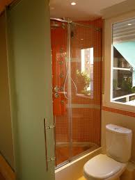 El mueble diseñado por philippe starck para duravit tiene puertas curvadas, con amplio ángulo de apertura para que el acceso a los productos de aseo sea. Puertas Para Banos Decorar Con Puertas Para Banos