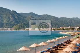Buchen sie flüge in die türkei mit condor. Strand Von Marmaris Turkei Leinwandbilder Bilder Sonnenbank Regenschirm Truthahn Myloview De