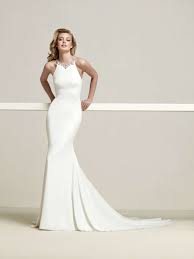 Nel nostro recente articolo relativo ai trends più recenti delle collezioni sposa avevamo parlato della predilezione degli stilisti per la lavorazione della seta in forma mikado. Pronovias Sposa 2018 Foto Stylosophy