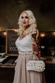 4.5 out of 5 stars. Biker Hochzeit Zwei Paare Beim Rockigen Kuessdiebraut Fotoshoot