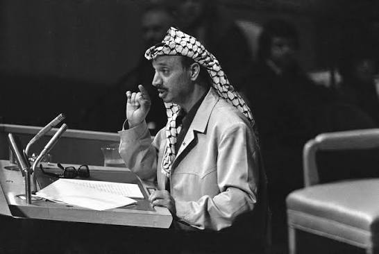 رئيس منظمة التحرير الفلسطينية ياسر عرفات يلقي كلمة في الأمم المتحدة، 1974. (أ ب)