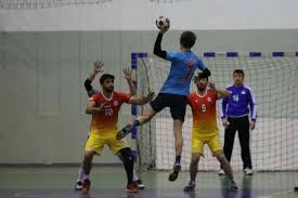 O handebol (ou andebol) é um esporte coletivo que envolve passes de bola com as mãos. As Regras Do Andebol