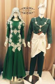 Untuk pernikahan beradat jawa, kebaya kutu baru warna biru gelap ini bisa membuat bridesmaids gak kalah anggun. Romantika Weddings Baju Pengantin