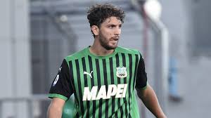 Sassuolo midfielder manuel locatelli scored twice, first by finishing off a move he started by tapping in from domenico berardi's darting run and cutback. Sassuolo Locatelli Si Racconta Ho Il Calcio In Testa Da Quando Avevo Tre Anni Calcio News 24