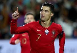 Στο περιθώριο της βράβευσης του στα globe soccer awards, o πορτογάλος άσος μίλησε για τη σχέση του με τον δεκάχρονο κριστιάνο τζούνιορ και την ανθυγιεινή του διατροφή. Kristiano Ronalnto Sth Lista Twn Disekatommyrioyxwn 3epernaei Se Perioysia Kai Ton Lionel Mesi In Gr