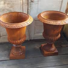 Made with rich organic materials like aged compost to provide a great growing environment for potted plants, this container mix is high performing and easy to use. Wholesale Plain Classic Cast Iron Planters Large Size With Natural Patina