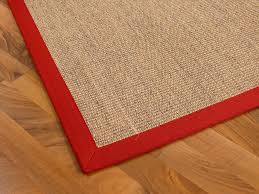 In einem traditionellen handwebstuhl mit rohem lappen gehalten. Sisal Astra Natur Teppich Nuss Bordure Rot
