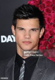 Actor Bryce Robinson arrives at the "Valentine's Day" Los Angeles... News  Photo