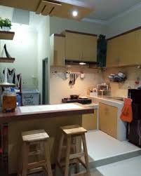 Desain dapur kecil dengan meja makan mini bar. Desain Interior Dapur Dengan Furniture Minimalis Sederhana Kecil Desainer Interior Indonesia
