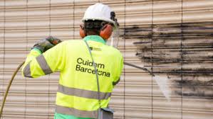 La neteja de pintades i cartells: com s'organitza? | Info Barcelona ...