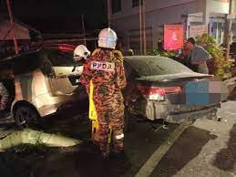 In johor, a singaporean man was decapitated when his bmw motorcycle was involved in a freak accident with a van at jalan. Isteri Maut Suami Dan Tiga Anak Parah