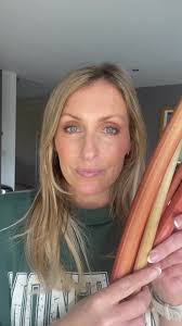 RHUBARB CRUMBLE If you don’t have a Ninja Foodi simply prepare the filling  in the same way using a hob. This makes a really easy delicious pudding  with lots of warming spice and a crunchy oat crumble ...