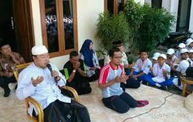 Menuntut Ilmu Di Pesantren Akan Mengangkat Derajat Orang Tua
