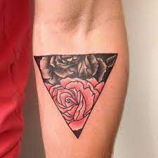 Maybe you would like to learn more about one of these? Ucgen Dovmesi Ilk Kez Dovme Yaptiracak Kisilerin Cokca Aklina Gelen Bir Dovme Modelidir Sade Olmasi Guzel Goru Triangle Tattoos Triangle Tattoo Rose Tattoos
