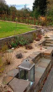 Rustikaler Privatgarten Mit Terrasse Und Mauer Aus Grauwacke Garten Privatgarten Garten Terrasse