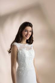 Asia mariage est une boutique de robes romantiques et féériques avec des parures (kimonos, caftans, tuniques ao dai) et propose également des robes occidentalisées. Eglantine Mariages Et Ceremonies 37 Boutique Robe De Mariee Collection De Robes De Mariee
