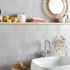 Des Petits Carreaux Beige Nacre Pour Un Effet Lumineux Leroy Merlin Salle De Bain Leroymerlin Salle De Bain Carrelage Mural