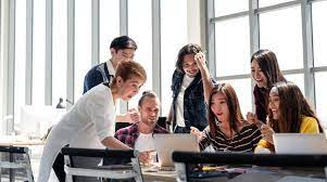 Jika masih kurang untuk orang tertentu, tirai jendela bisa dibuka untuk membantu penerangan. 5 Tips Kembali Bekerja Di Kantor Setelah Lama Wfh