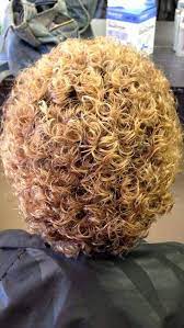 Coiffure Frisee Par Permanente Permed Hairstyles Curly Perm Tight Curls