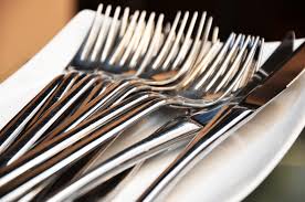 So Glanzt Ihr Besteck Wie Neu In 2020 Silber Reinigen Silber Reinigen Alufolie Besteck