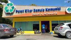 Usaha kerajaan menanam budaya kitar semula dalam kalangan rakyat negara ini dengan melaksanakan pelbagai kempen menampakkan hasil apabila kadar kitar semula nasional yang dicapai tahun lalu melebihi sasaran ditetapkan. Senawangtv On Twitter Mano Tu Pusat Kitar Semula Komuniti Presint 9 Putrajaya Waktu Setiap Hari 8 30 Am 5 30 Pm Moga Bermanfaat Yee