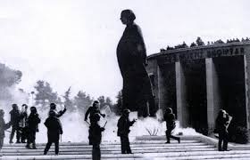 Rënia e bustit, Alia: Partitë të bëjne thirrje për qetësi - Observatori i  Kujtesës