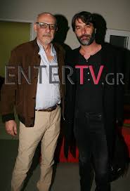 Γεννήθηκε την 1 ιανουαρίου του 1904 και μεγάλωσε στο θησείο. Basilhs Mpismpikhs Poy Entopise O Fakos Toy Enter Tv Ton Gohteytiko Prwtagwnisth Zinapost Gr