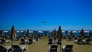 Zypern (griechisch κύπρος kypros, türkisch kıbrıs) ist eine insel im östlichen mittelmeer. Zyperns Reize Und Gereiztheiten Urlaub Zwischen Aphrodite Und Erdogan Breitengrad Bayern 2 Radio Br De