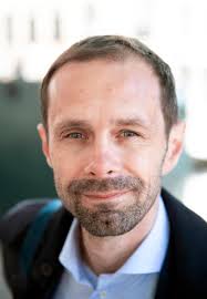 Venstresiden peker på regjeringen. Høyresiden peker på Oslo. I midten står  puber uten penger til regninger.