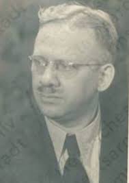 Zufällig gefunden, und kreisbezogen. In den Kommentaren zu diesem  Bildvergleich taucht u.a. auch auf, wonach die Aufnahme auf einer Autobahn  bei Gießen entstanden sein soll. Das kann insofern sein, als dass eben