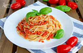 So much so that italians refer to this pasta al pomodoro can be made with tomato purée, but italians often make it from scratch. Spaghetti Al Pomodoro Fresco Senza Cottura Facile E Veloce