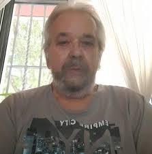 La abubilla común ('Upupa epops') es un tesoro de la avifauna española, muy  reconocible por su su llamativo penacho de plumas y su largo pico arqueado.  Se alimenta de larvas y pupas