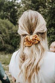 15 Scrunchie Hairstyles How To Wear A Scrunchie Scrunchie Bun Scrunchies Scrunchie Hairstyles Scrunchie Hairstyles Hair Styles Curly Hair Styles Naturally