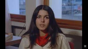 Sahte diplomalarla mahmut hoca'yı kandıran hababam sınıfı yine sınıfta kalmıştır. Hababam Sinifi Semra Hoca Kimdir Semra Ozdamar Hayati