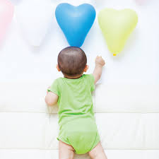 Selamat malam dok, kenapa ya dok anak saya usia 2 bulan kalo menangis sering melengkungkan badanya ke belakang? Bahasa Tubuh Bayi Melengkungkan Punggung